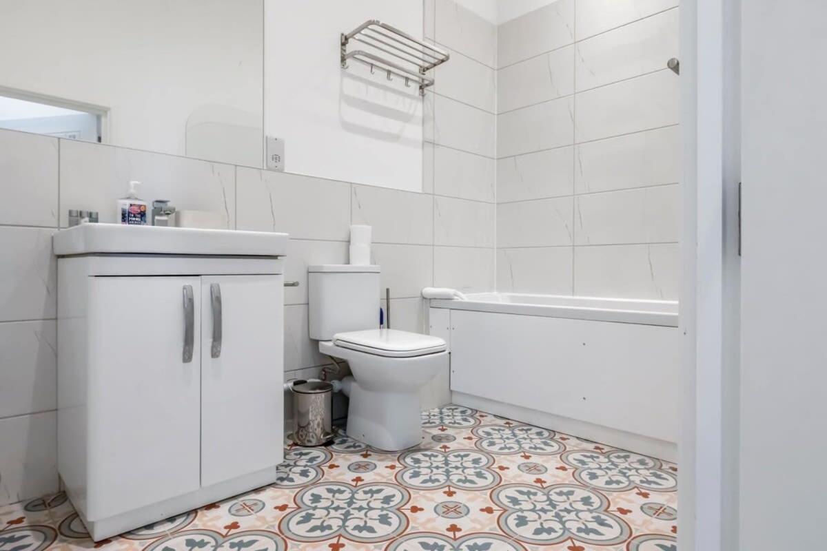 Lovely 1 Bedroom Apartment In Central Woking Exteriör bild